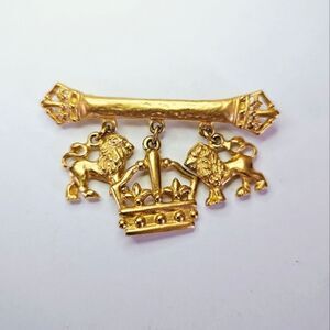 Vintage Signed LCi Liz Claiborne Satin Gold Tone Crown Lion Charm Bar Brooch Pin